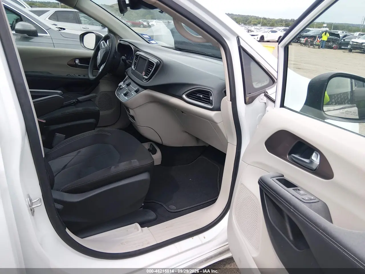 2023 Chrysler Voyager LX