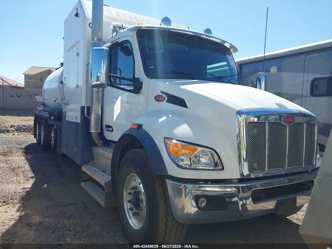 2025 Peterbilt 548