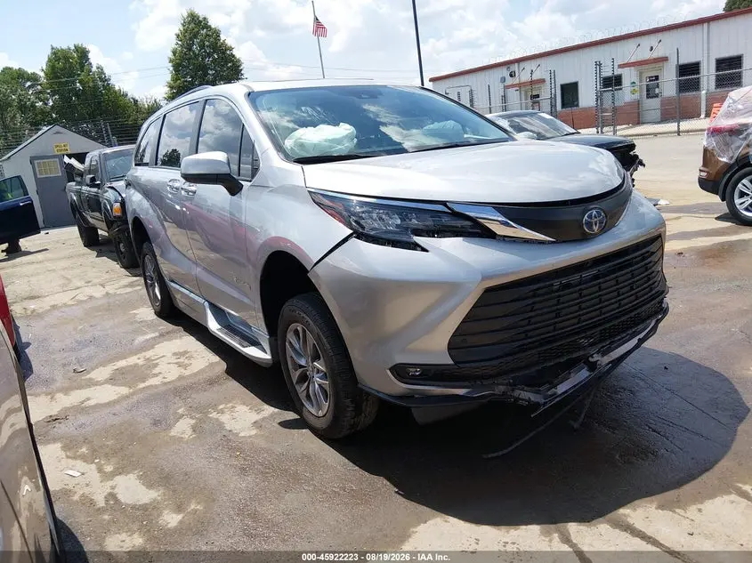 2025 Toyota Sienna XLE