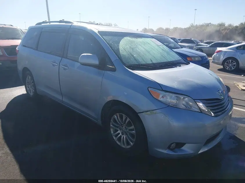 2015 Toyota Sienna XLE 8 Passenger