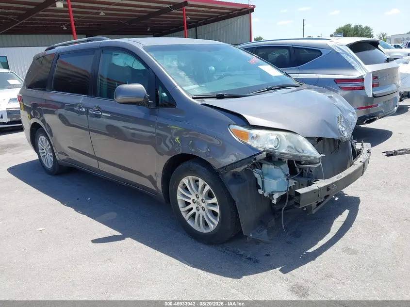 2015 Toyota Sienna XLE 8 Passenger
