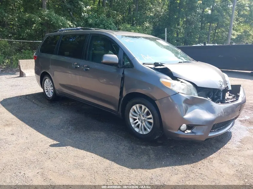 2015 Toyota Sienna XLE 8 Passenger