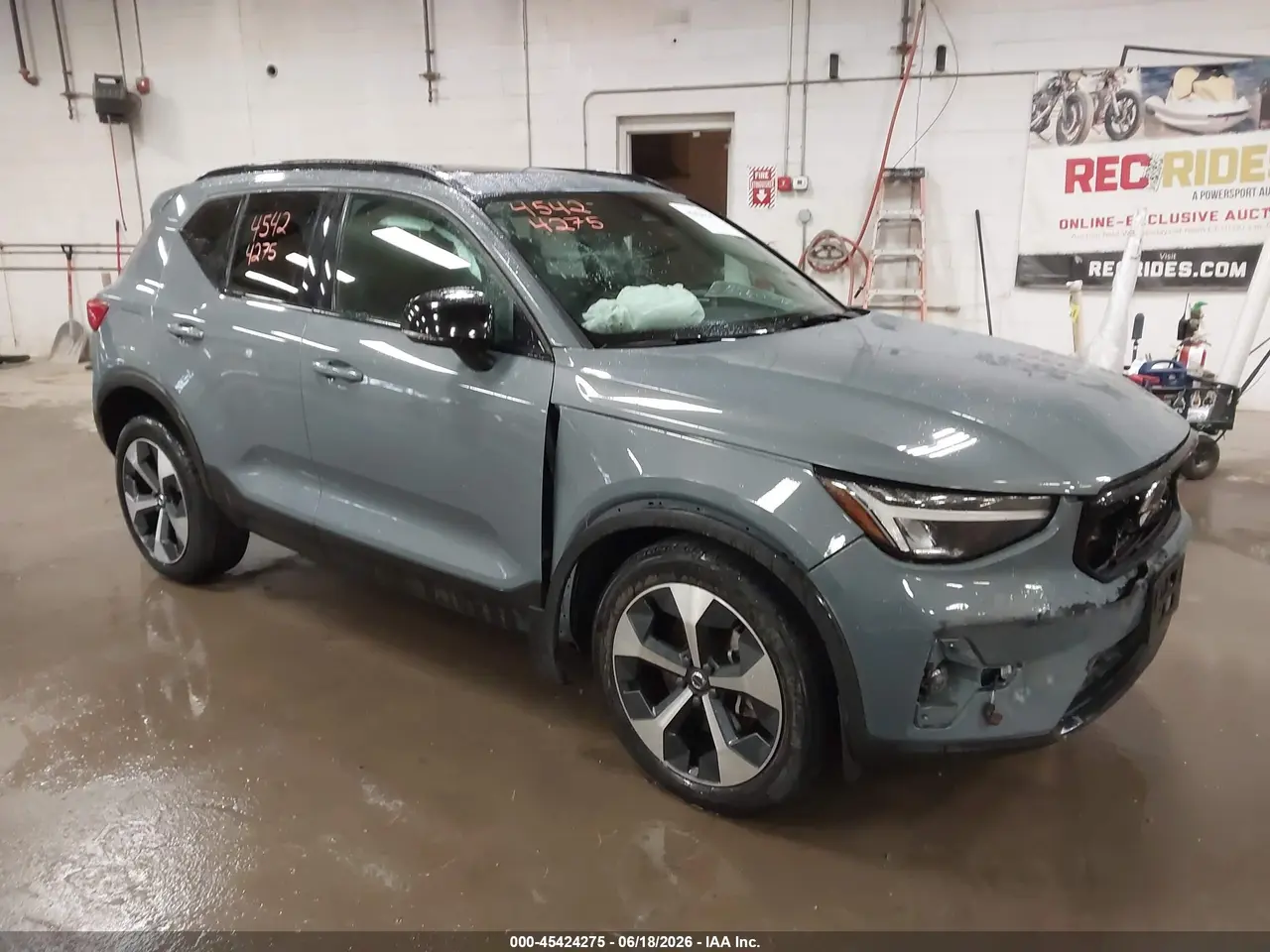 2023 Volvo XC40 B5 Plus Dark Theme