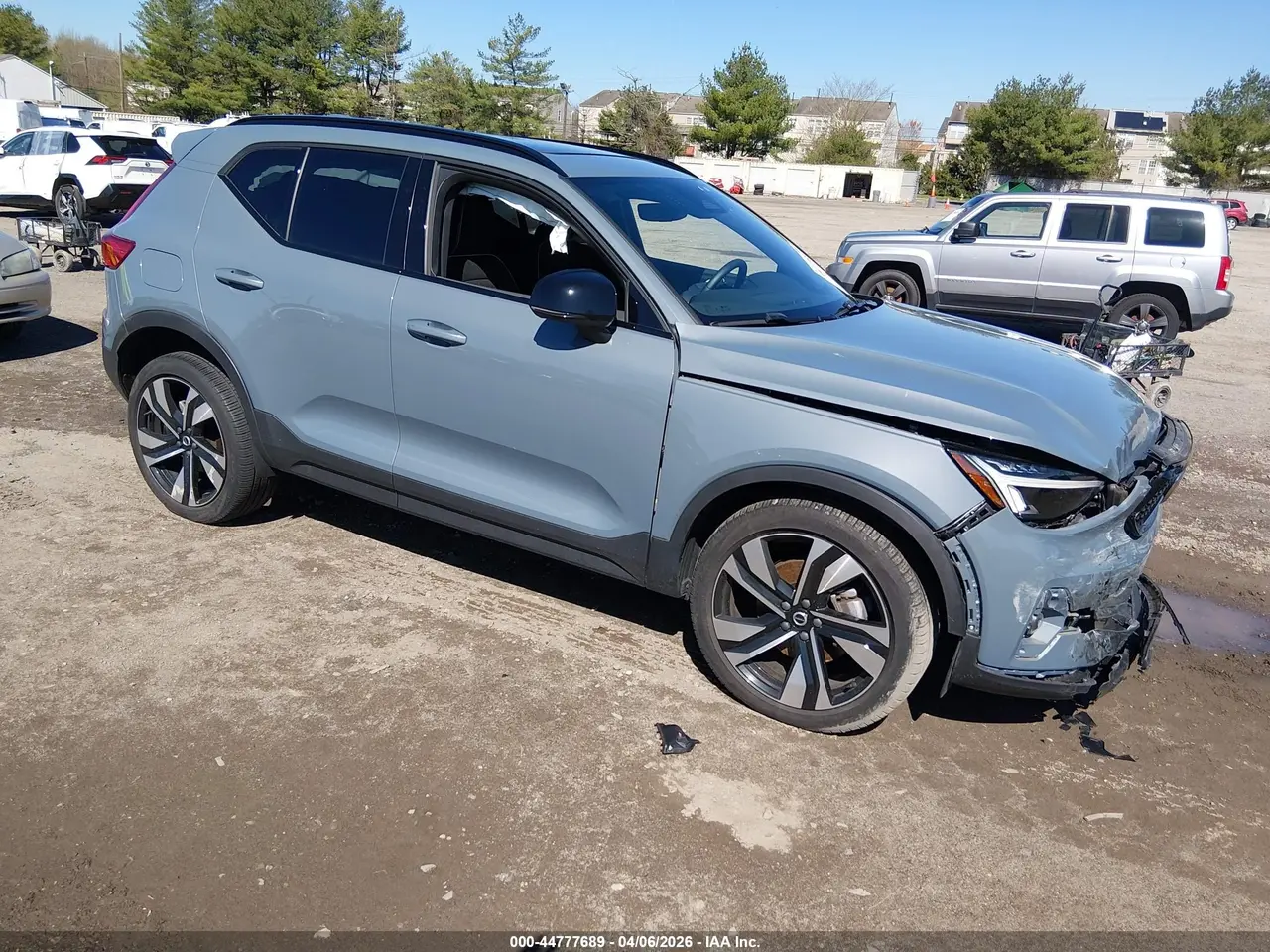 2023 Volvo XC40 B5 Plus Dark Theme