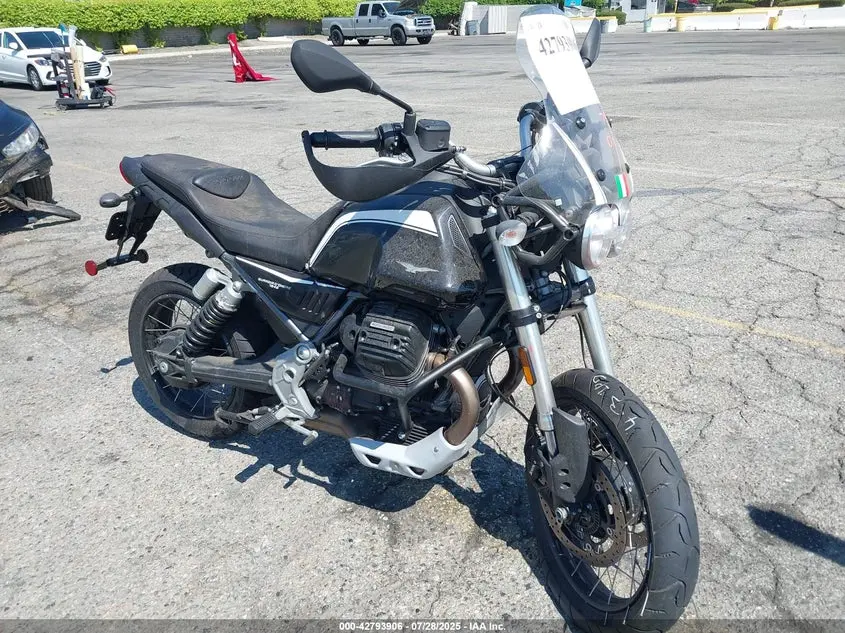 2023 Moto Guzzi V85 TT Guardia D'onore